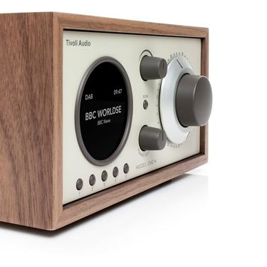 DAB+ radio TIVOLI Model One+ walnoot/beige
